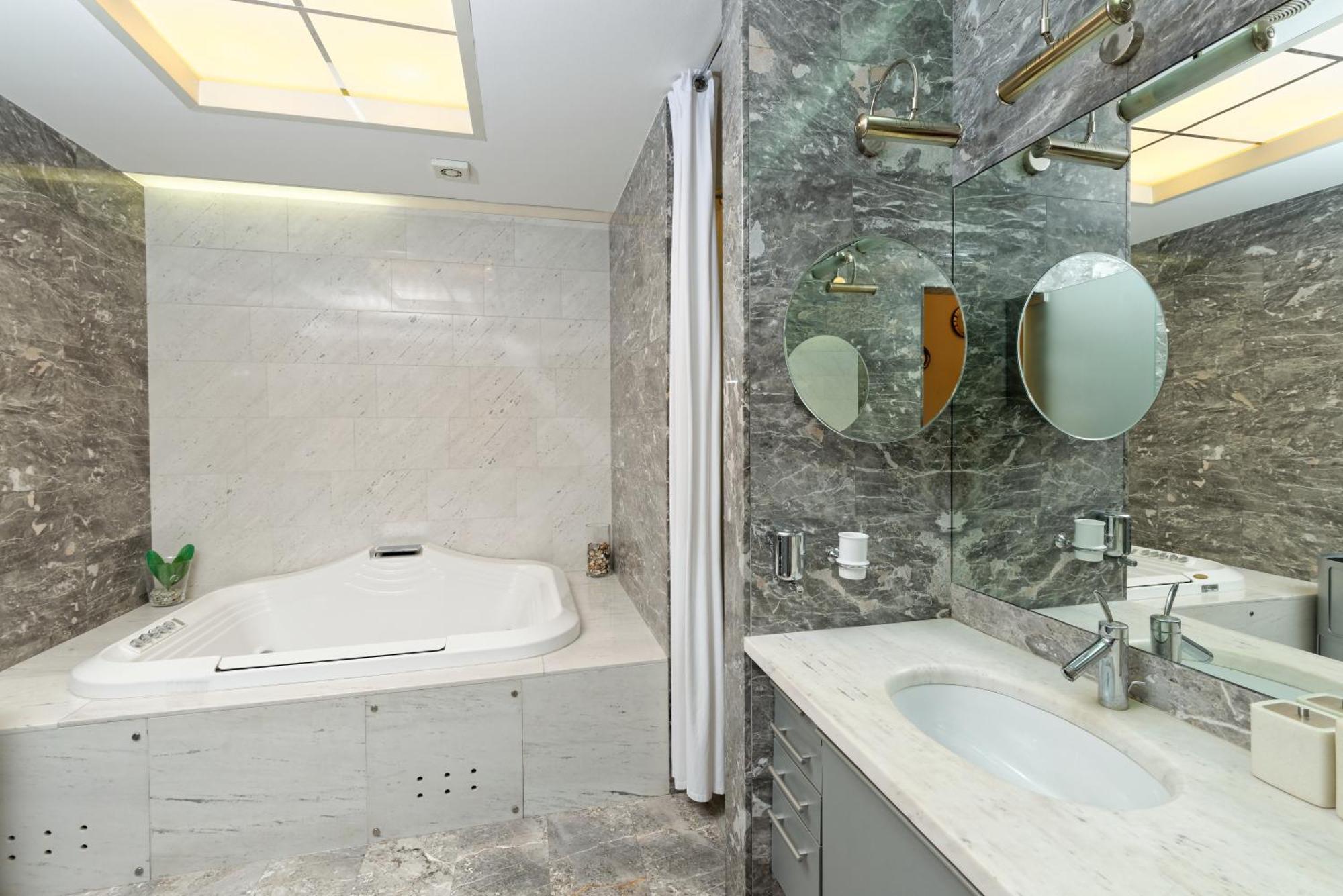 Neoclassical Luxury Apartment ลูบลิยานา ภายนอก รูปภาพ