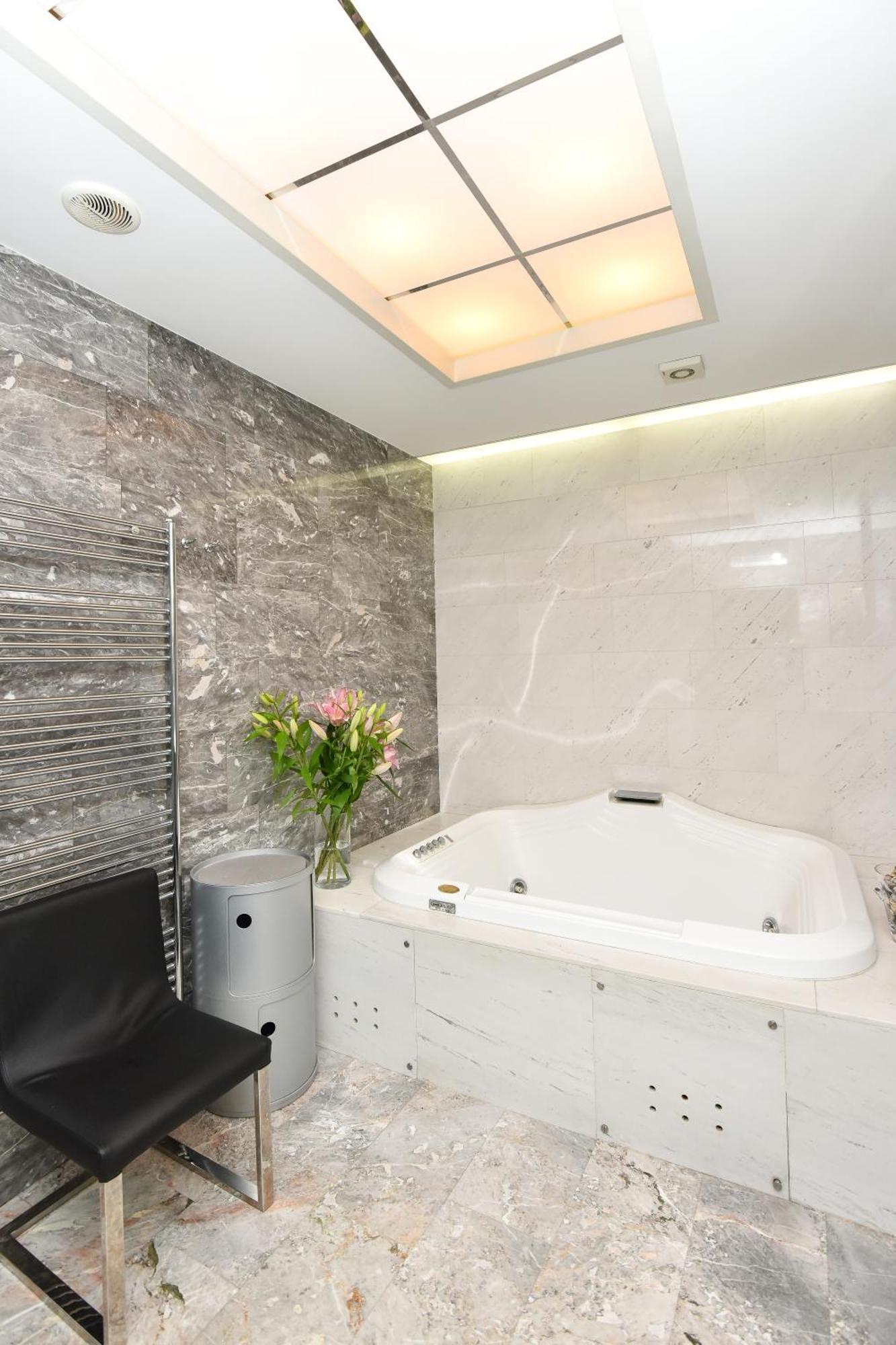 Neoclassical Luxury Apartment ลูบลิยานา ภายนอก รูปภาพ